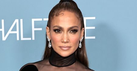 Jennifer Lopez pokazała się w NOWEJ FRYZURZE. Nie wyglądała na zachwyconą... (ZDJĘCIA)