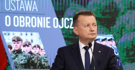 Obrona przez atak. Mariusz Błaszczak może zostać następcą Jarosława Kaczyńskiego