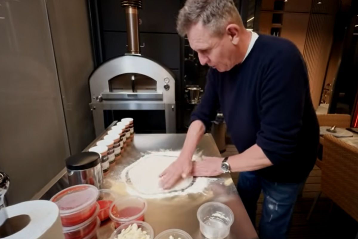 Mąż Izabeli Janachowskiej pokazał widzom, jak przygotować włoską pizzę 