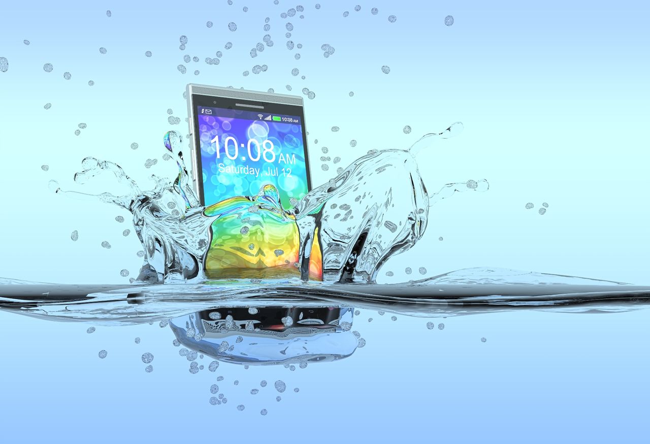 Smartfon wpadający do wody