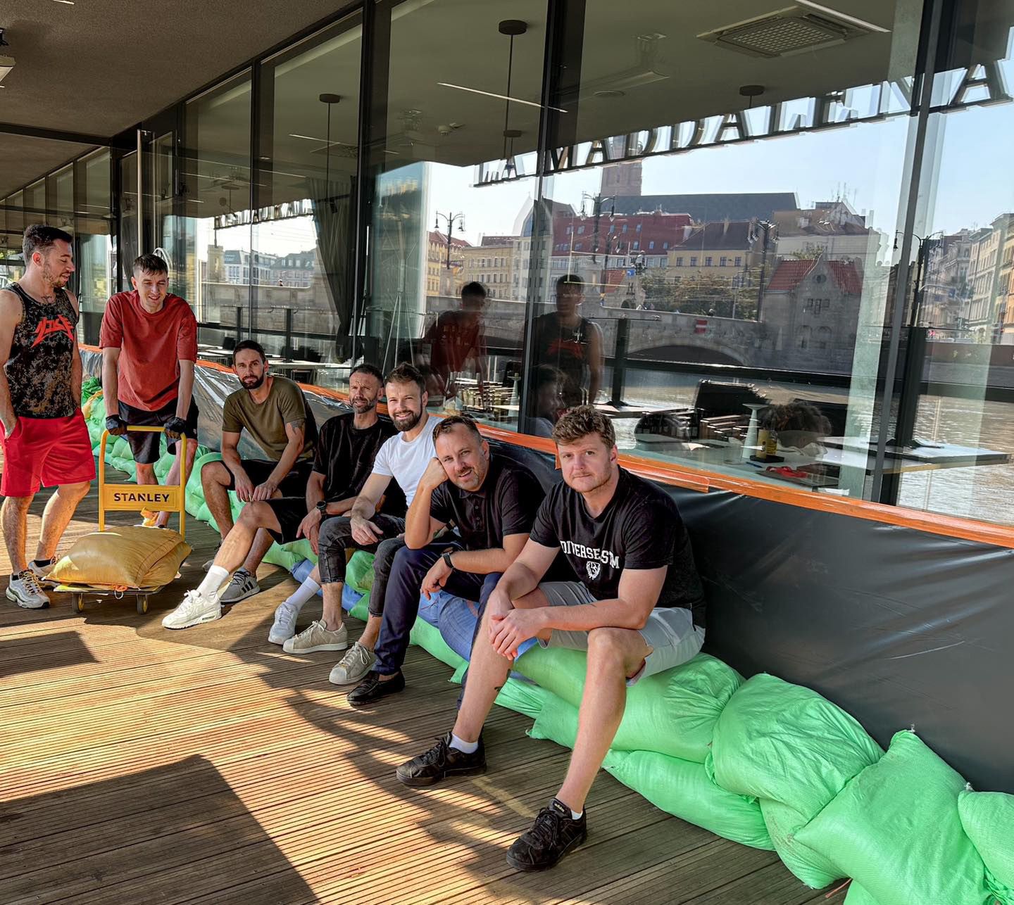 Taras restauracji zabezpieczało 700 worków z piaskiem. 