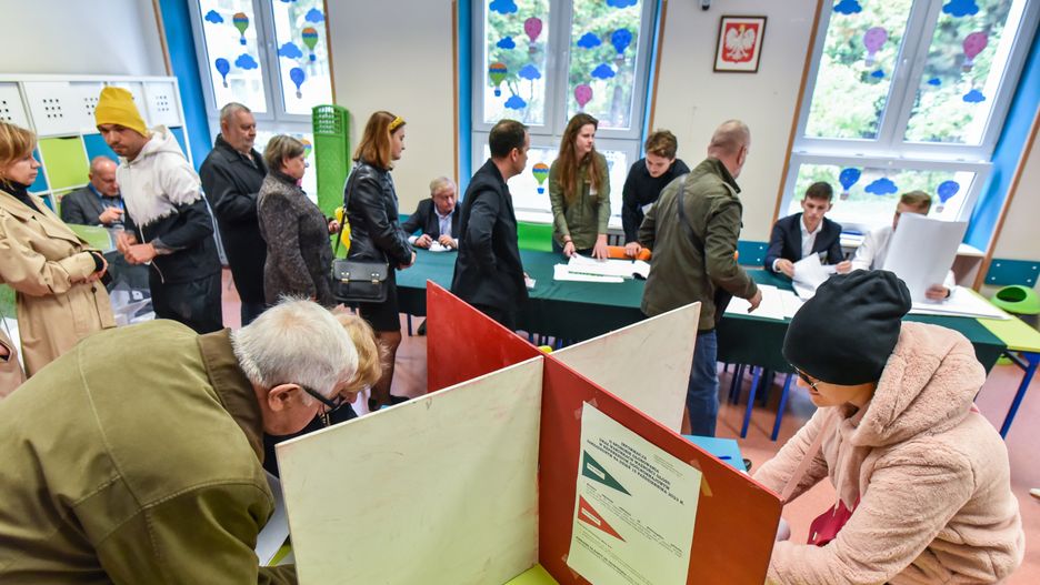 Lublin, 15.10.2023. Wybory parlamentarne 2023. Kolejka osób oczekujących na oddanie głosu w siedzibie Obwodowej Komisji Wyborczej nr 99 w Lublinie, 15 bm. Trwa głosowanie w wyborach parlamentarnych i towarzyszącym im referendum. Do jego zakończenia obowiązuje cisza wyborcza i referendalna (amb) PAP/Wojtek Jargiło