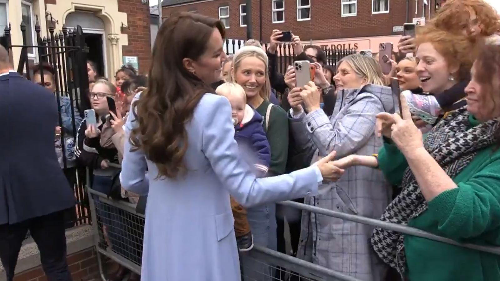 Irlandka "ciepło" wita Kate Middleton podczas wizyty w jej kraju. Zrobiło się nieprzyjemnie...