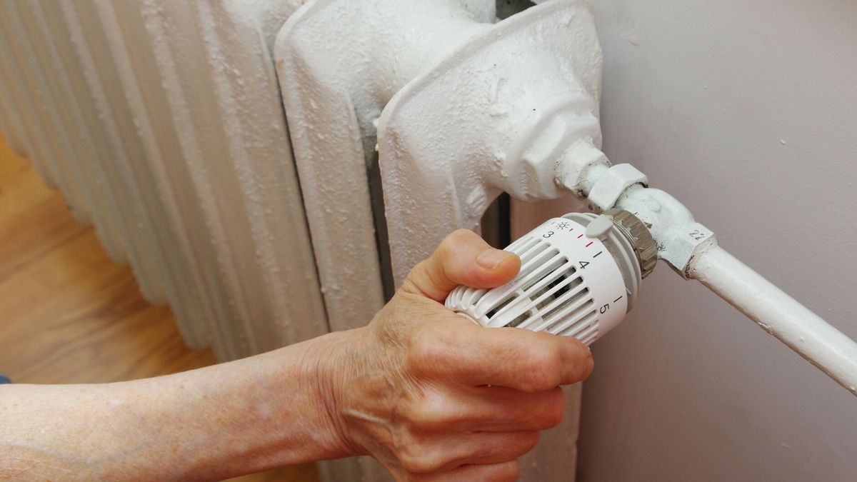 Stock MaBaPHOTO: ZOFIA I MAREK BAZAK / EAST NEWS N/z sezon grzewczy, kaloryfer, regulacyjne pokretlo do grzejnika pozwalajace na zwiekszenie lub zmiejszenie przeplywu ciepla - kobieta ustawia optymalna temperature w mieszkaniuZOFIA BAZAK