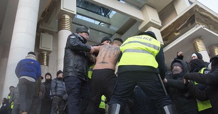 Najważniejsze informacje w środę rano. Wrze w wielkim kraju Azji