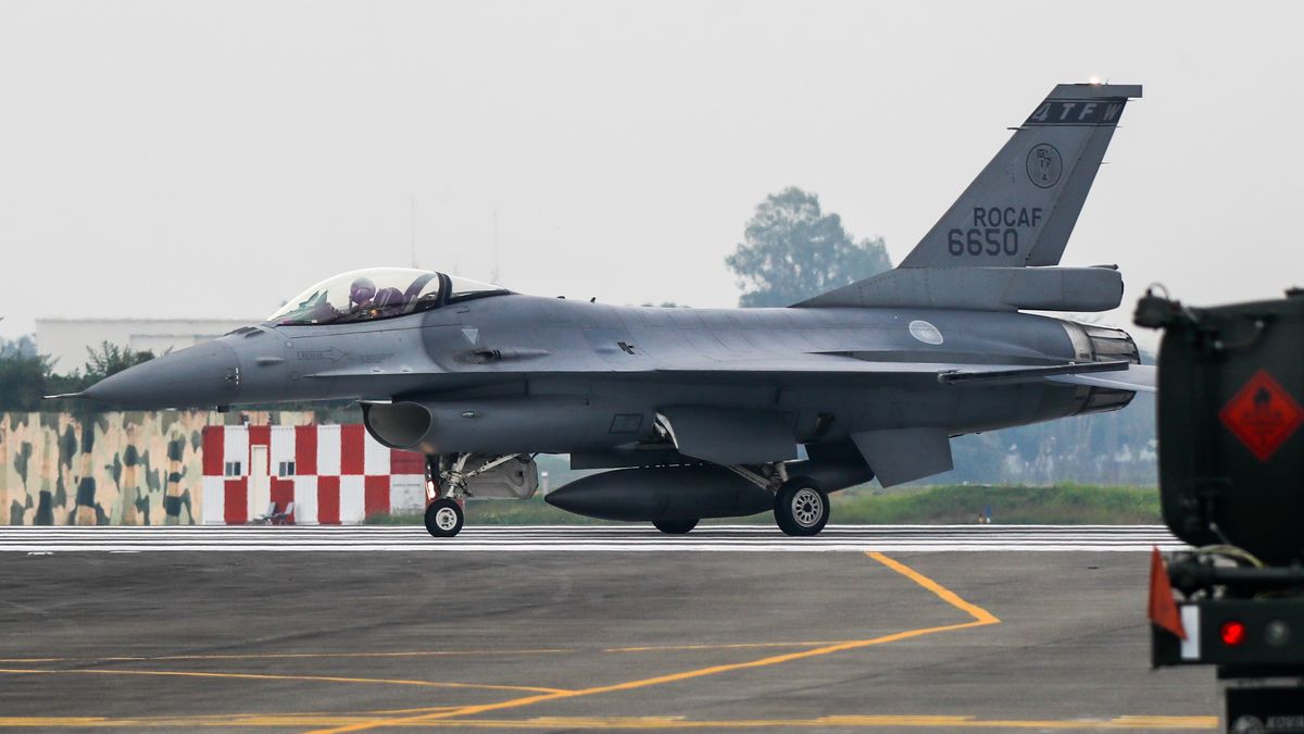 An archive photo taken during an Air Force drill on Jan 5, 2022 shows the taxing of an F-16V jet-fighter with with the serial number 6650, which has been reported missing over the sea off western Taiwan on 11 January local time, as it was deployed to a routine training, in Chiayi, Taiwan, 11 Jan, 2022. According to Taiwans Air Force, search and recovery operations have been underway, with residents saying that they witnessed the crashing of the warplane F-16V into the sea near Chiayi. (Photo by Ceng Shou Yi/NurPhoto via Getty Images)