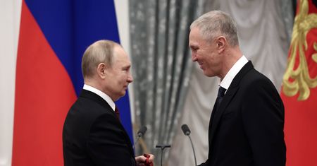 Kpina w żywe oczy. Założył w Wielkiej Brytanii firmę