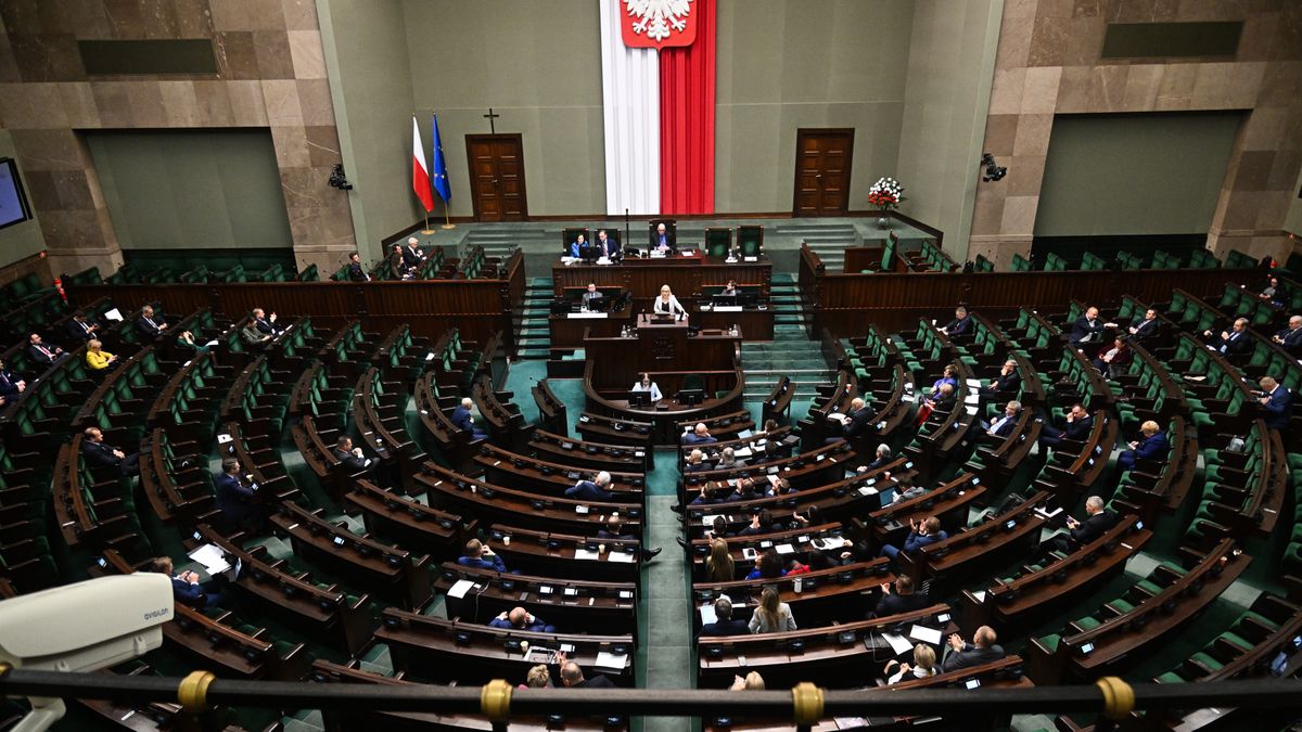 Warszawa, 06.12.2023. Posłowie na sali obrad Sejmu w Warszawie, 6 bm. Posłowie zajmą się m.in. projektami ustaw ws. zamrożenia cen energii (sko) PAP/Radek Pietruszka