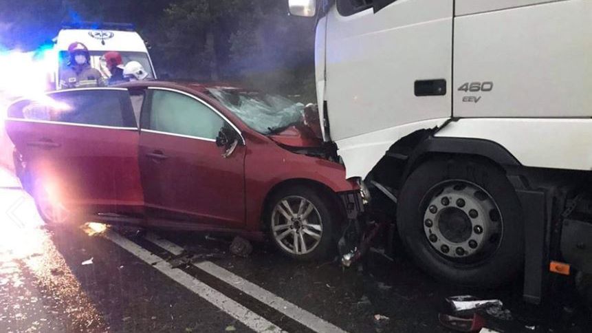 Łódzkie: Zderzenie auta osobowego z ciężarówką. Zginęły dwie osoby