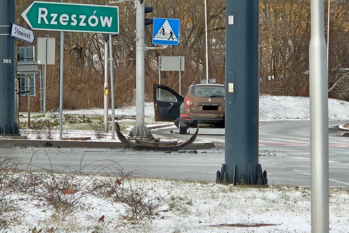 Renault uderzył w peugeota na rondzie Honorowych Krwiodawców w Lublinie