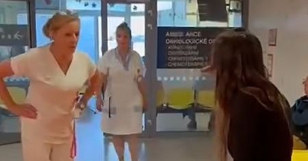 Kobieta terroryzuje szpital. Wstrząsające nagranie z Czech