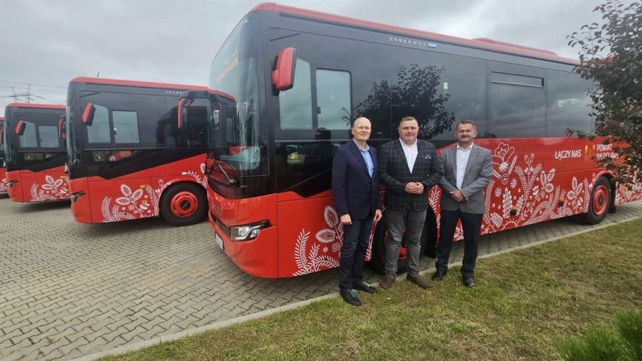 Zakup 8 szt. autobusów hybrydowych o wartości blisko 15,7 mln zł to jedna z największych inwestycji powiatu w ostatnim czasie. Fot. Starostwo Powiatowe we Włocławku. 