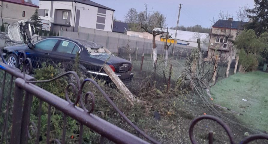 Mercedesem ścięła trzy ogrodzenia, słup i jaguara. To cud, że nikomu nic się nie stało