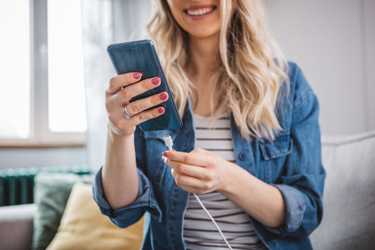 Pada ci telefon? Proste triki, by bateria trzymała dłużej