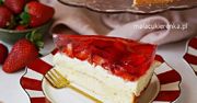 Pyszne ciasto z kremem i truskawkami