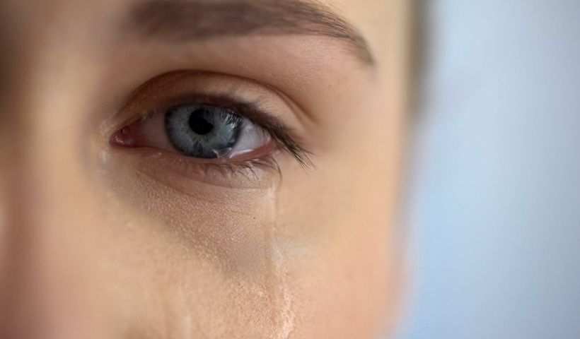 Film łzowy to nic innego jak cienka wartwa płynu pokrywająca powierzchnię gałki ocznej.