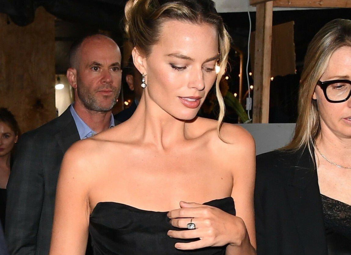 Zapozowała w halce. Ale kozaki z paseczków to istny obłęd