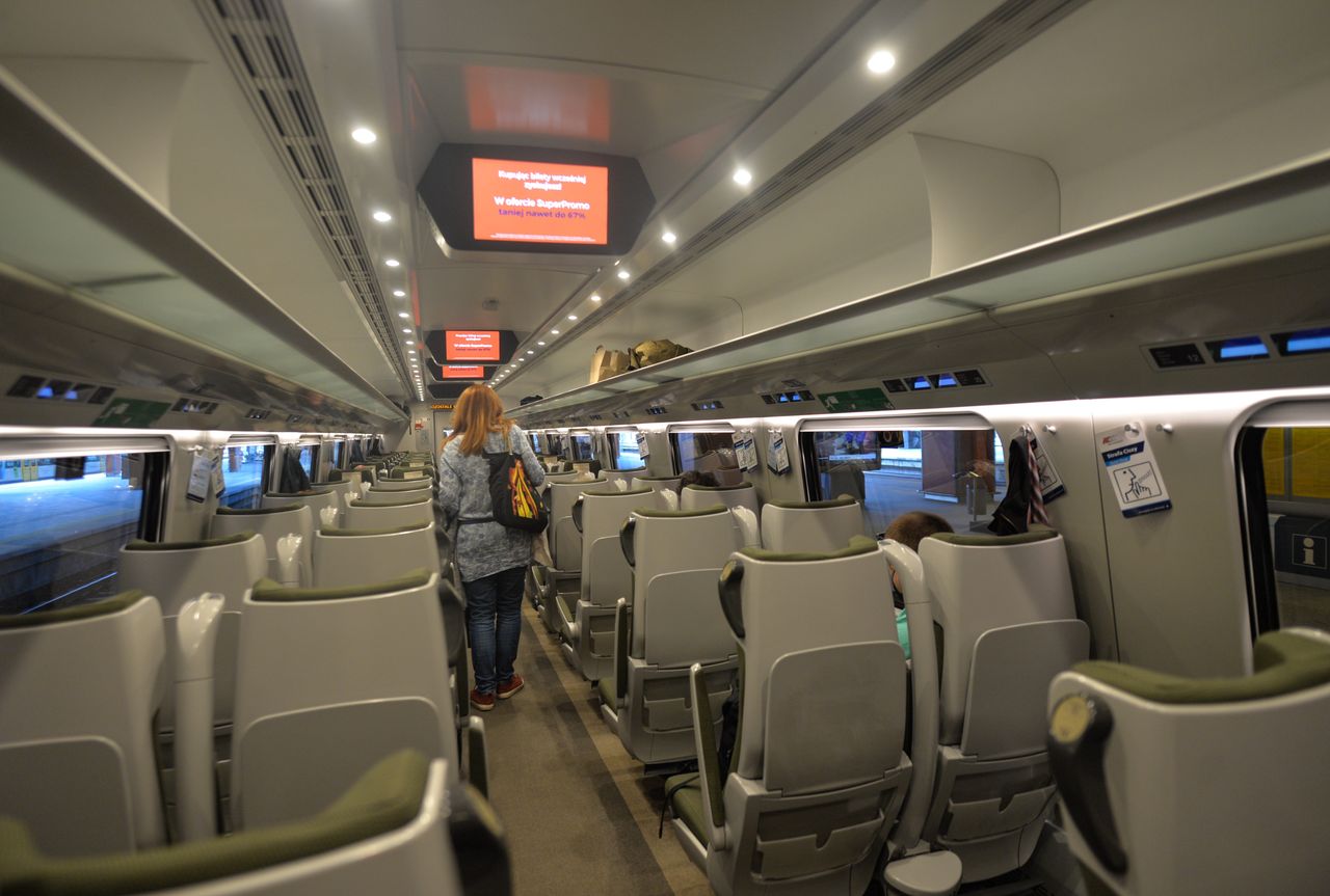 Jeden wagon wypełniony do ostatniego miejsca a pozostałe puste? To już przeszłość. Przynajmniej tak zapowiada PKP Intercity. (Photo by Artur Widak/NurPhoto via Getty Images)