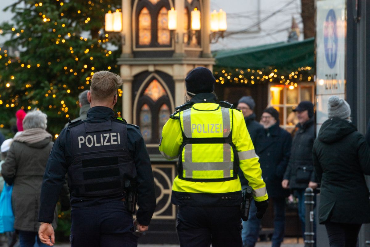Niemieccy policjanci patrolują jarmark bożonarodzeniowy
