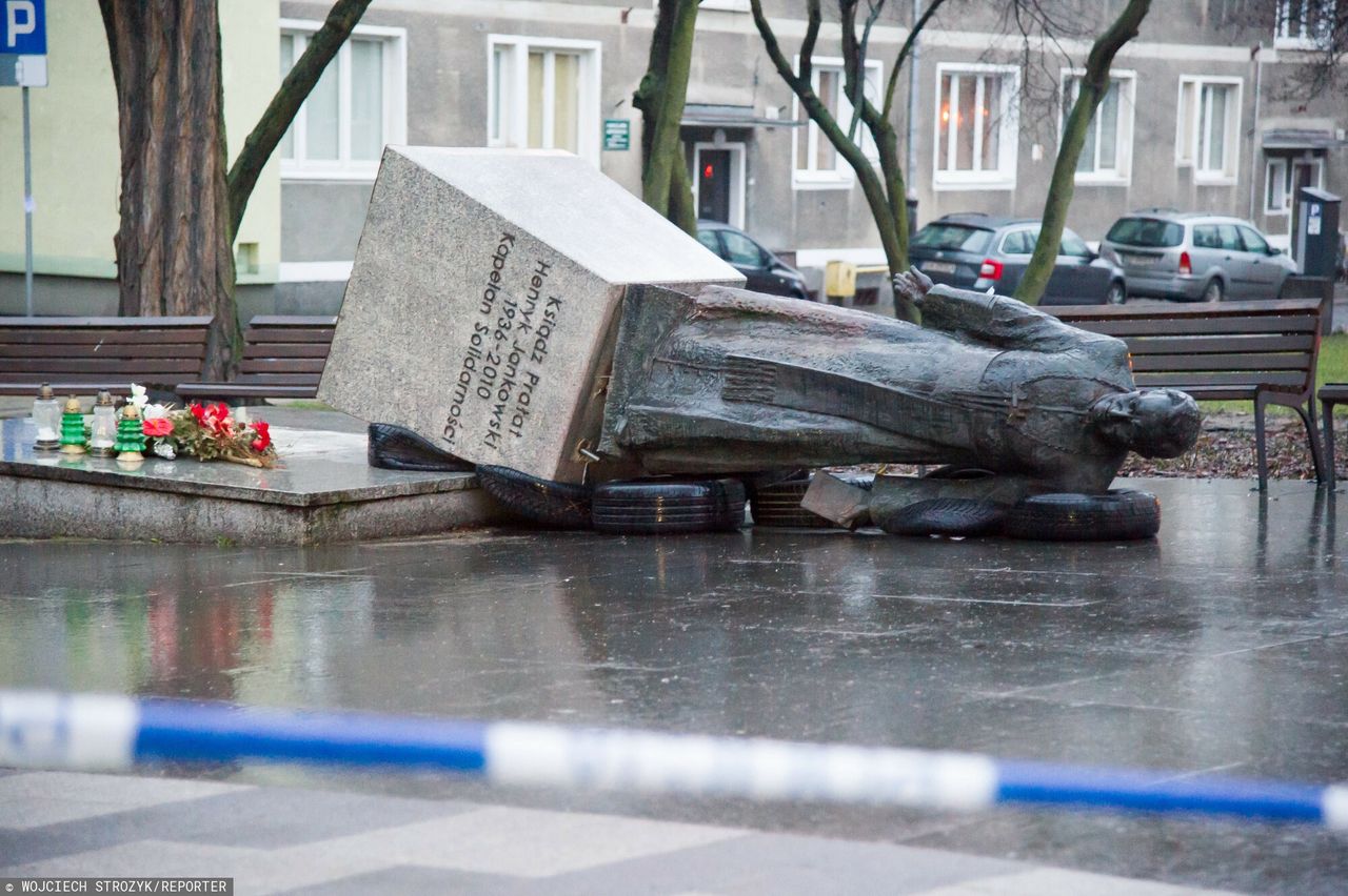 Przewrócony pomnik ks. Henryka Jankowskiego Wojciech Strozyk/REPORTER