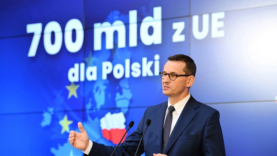Premier Mateusz Morawiecki na konferencji prasowej w czerwcu br. informuje o unijnych miliardach euro dla Polski.