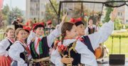 Nowy Sącz: 32. Święto Dzieci Gór. Przedostatni dzień festiwalu przyniósł nam krakowskie czapki z pawimi piórami, mołdawskie tańce i dziecięce śpiewy