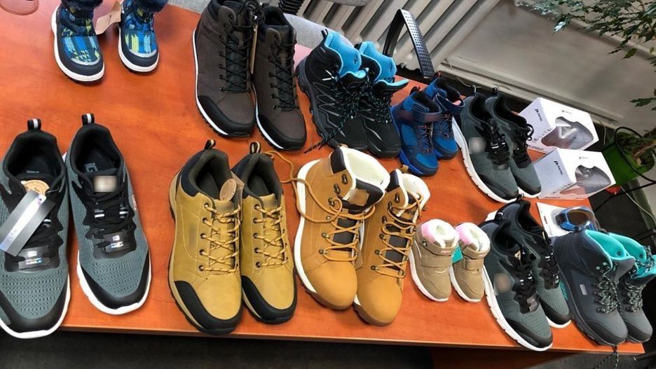 Policjanci odzyskali cześć skradzionych butów.