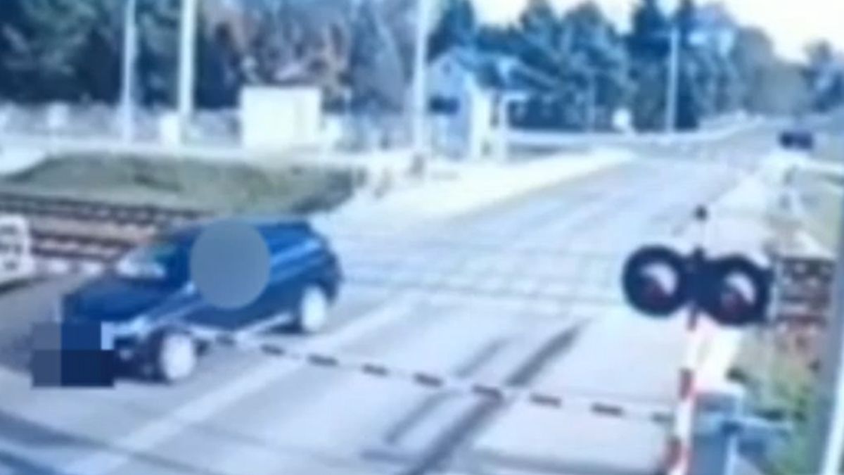 77-letni kierowca lexusa staranował rogatki na przejeździe kolejowym w Garwolinie