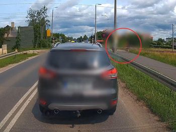 W słuchawkach na uszach prawie zginął pod kołami pociągu. Twierdzi, że przecież nic się nie stało
