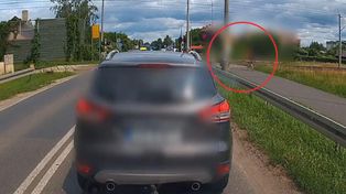 W słuchawkach na uszach prawie zginął pod kołami pociągu. Twierdzi, że przecież nic się nie stało