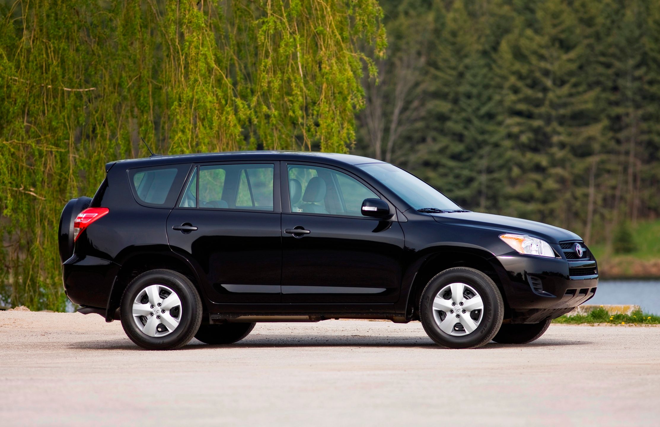 Większy silnik i większe nadwozie. Najciekawsza wersja tej generacji Toyoty RAV4 pochodzi oczywiście z USA.