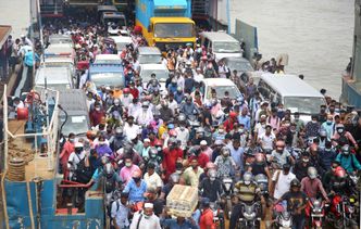 Mieszkańcy Bangladeszu szturmują promy. Uciekają przed lockdownem