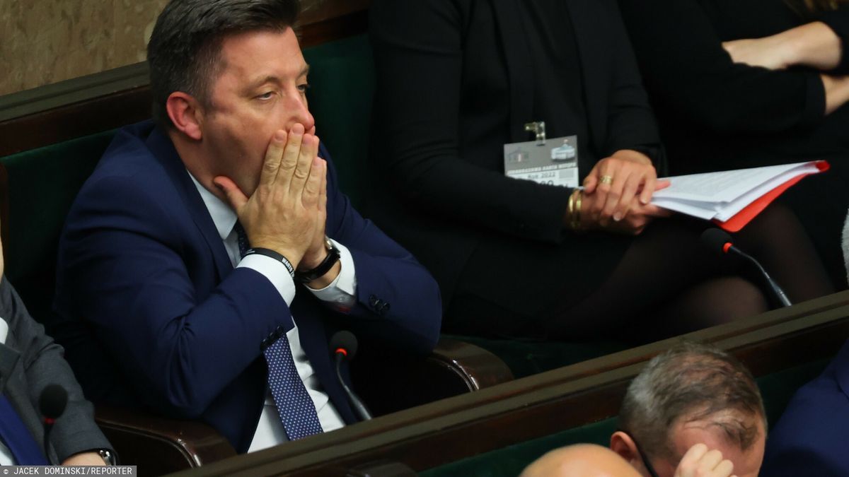 Na zdjęciu Michał Dworczyk w Sejmie z głową w dłoniach