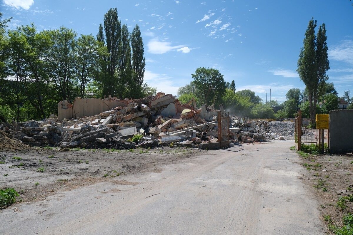 Wyburzanie dawnych budynków fabryki Protektor