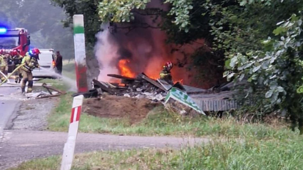 Samochód uderzył w przystanek i stanął w płomieniach.