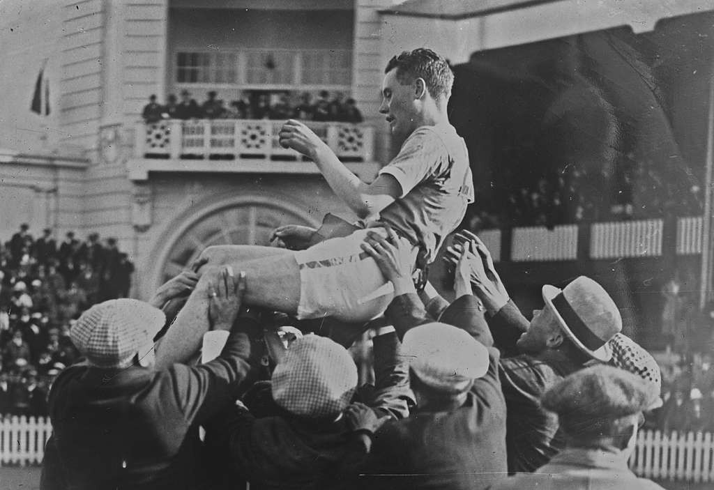 W Antwerpii po zdobyciu olimpijskiego złota Paavo Nurmi był niesiony na rękach fot. domena publiczna