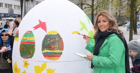 Karolina Szostak, Natalia Klimas i Radzimir Dębski malują dwumetrowe jajo… (ZDJĘCIA)