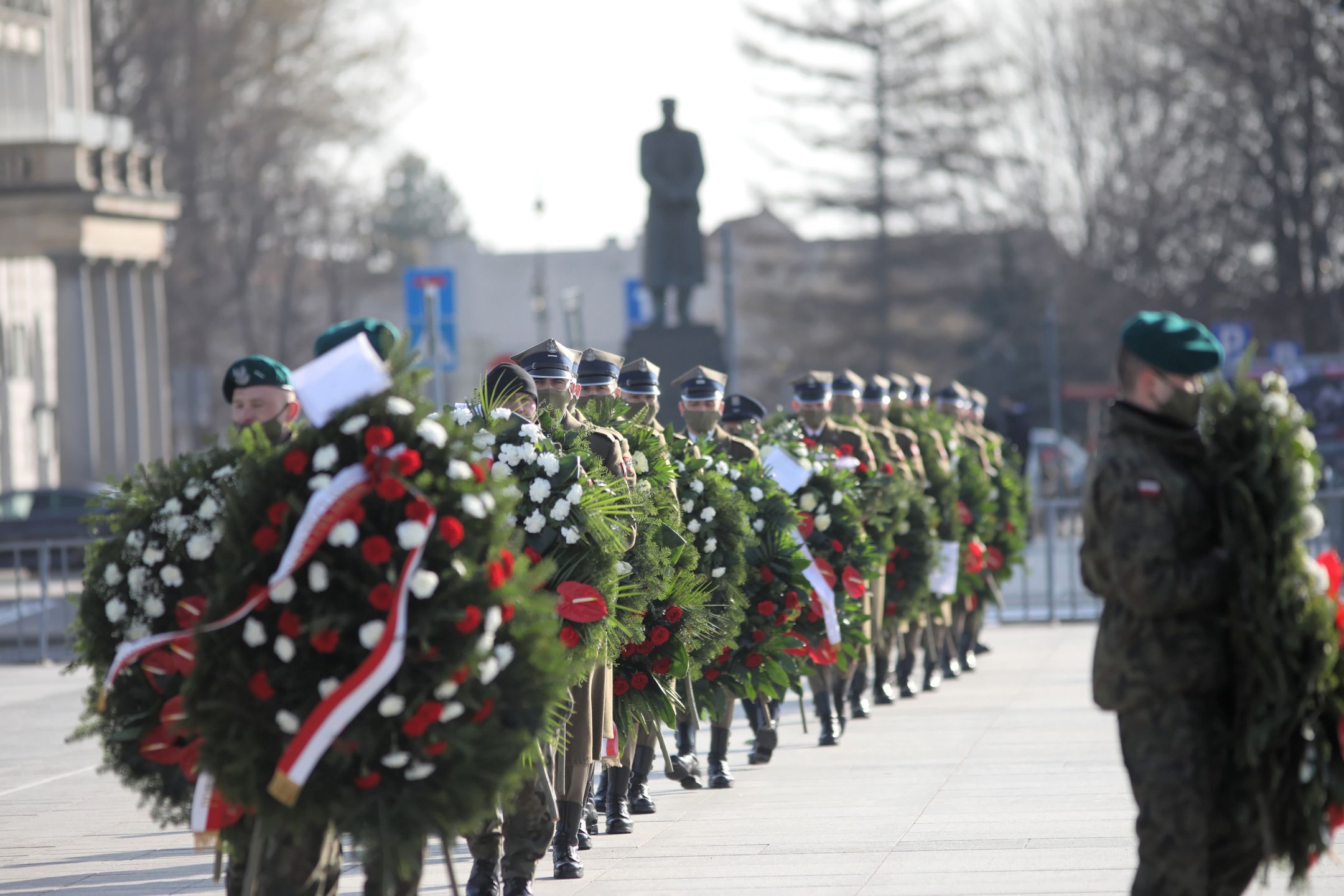 Warszawa. Obchody 11. rocznicy katastrofy smoleńskiej. Uroczystości na pl. Piłsudskiego 