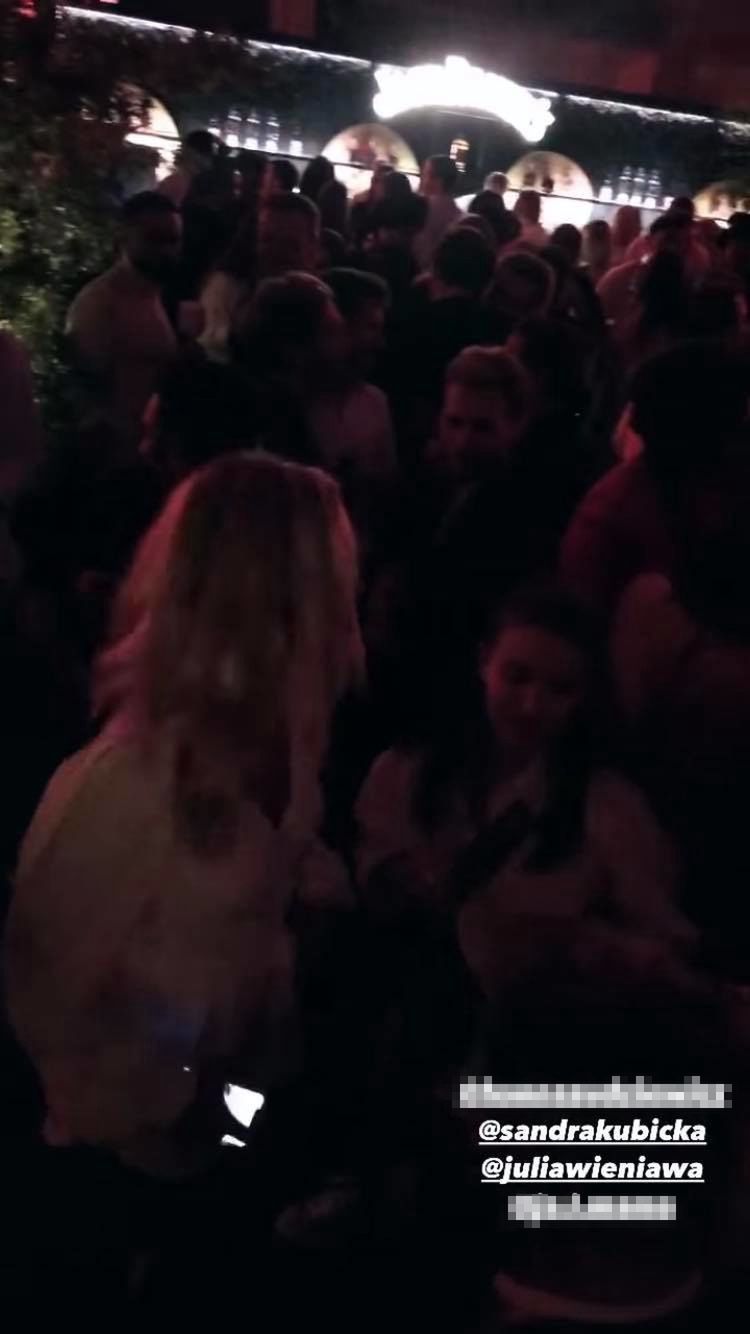 Julia Wieniawa baluje w zatłoczonym klubie z Sandrą Kubicką