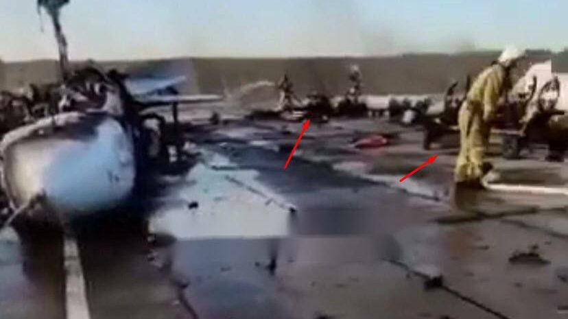 Szczątki samolotu Su-24 w ostrzelanej bazie na Krymie