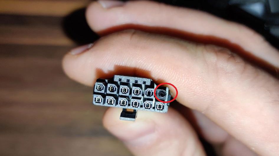 Przepalona wtyczka 12VHPWR.