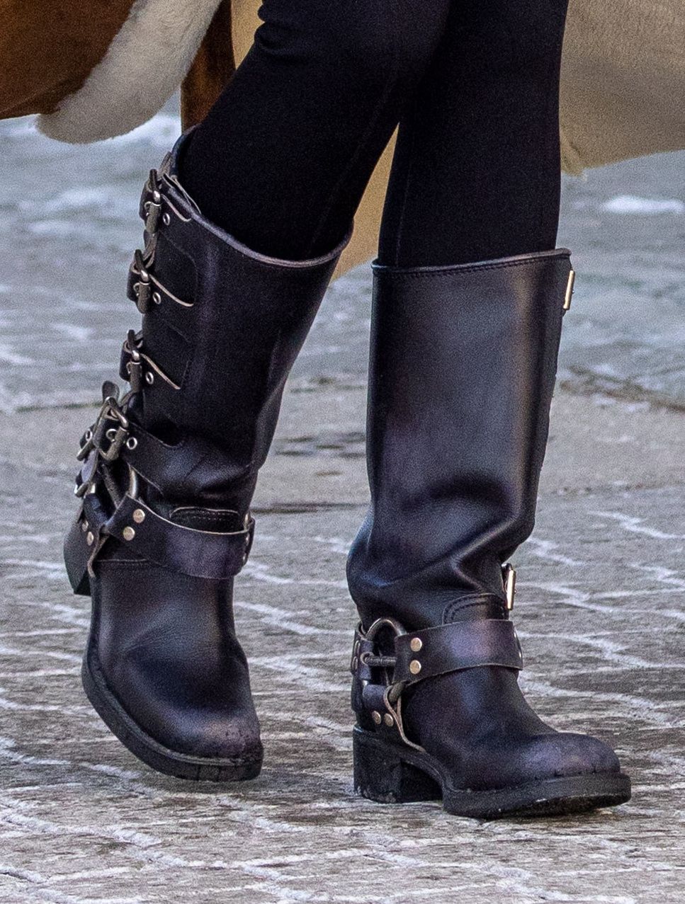 Obwieszona metkami Małgorzata Kożuchowska krąży po Warszawie