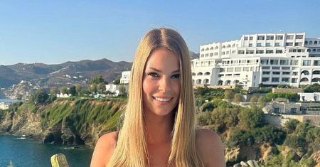 Ciężarna Małgorzata Tomaszewska publikuje zdjęcie z greckiego basenu w bikini, racząc się romantycznym posiłkiem (ZDJĘCIA)