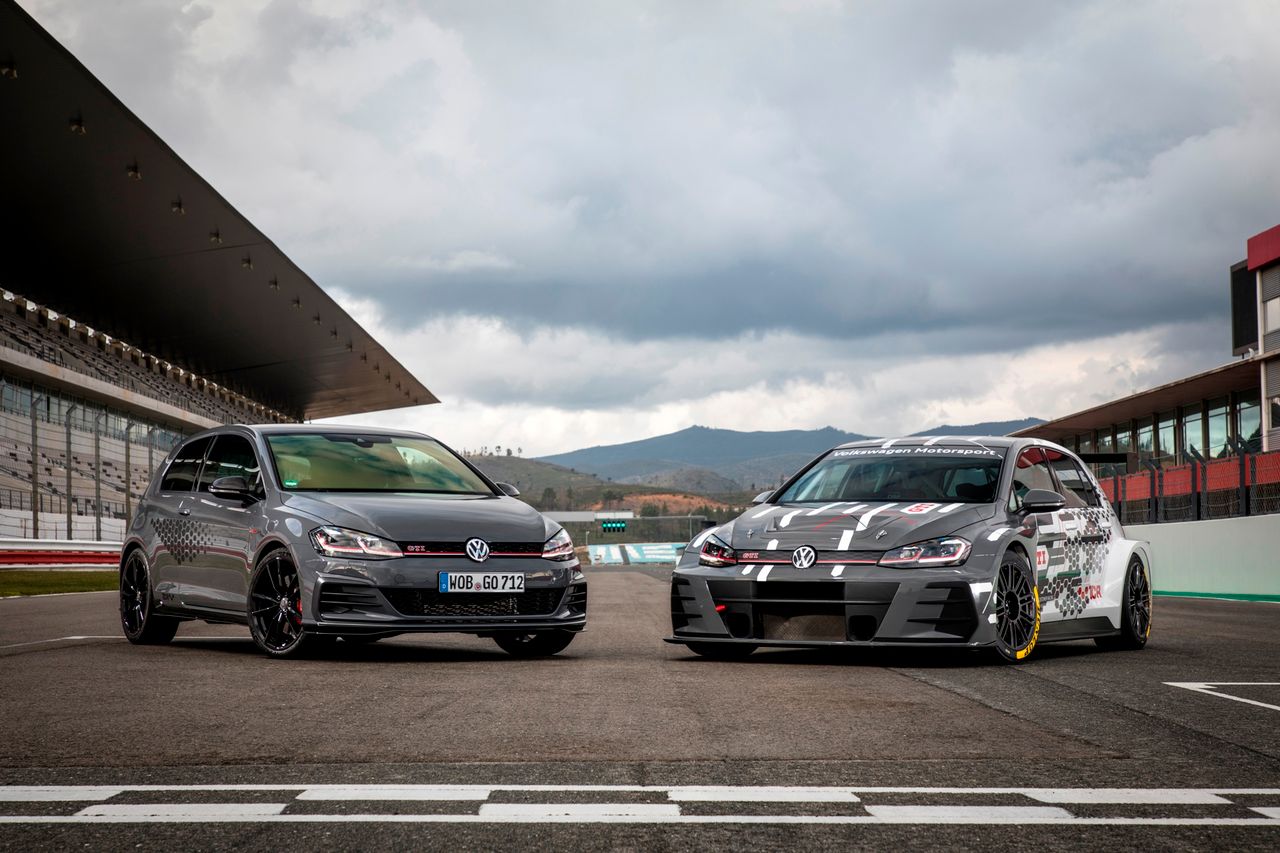 Cywilny Golf GTI i jego wyczynowy krewniak.