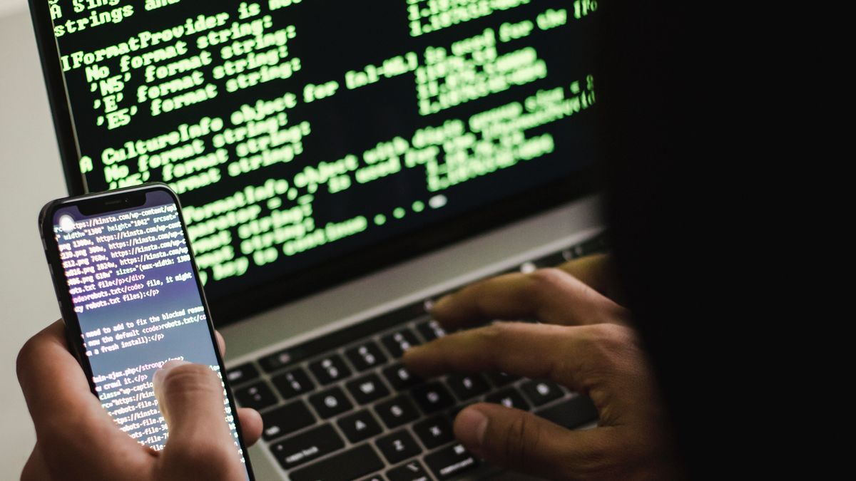 Haker przez komputerem 