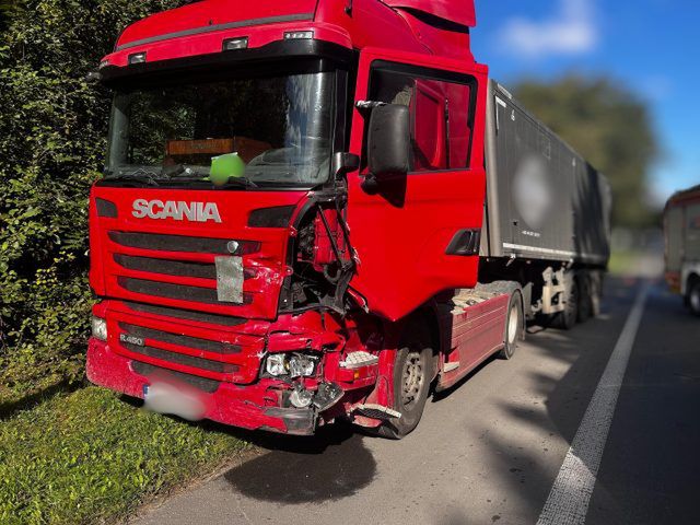 Po wypadku zablokowana droga wojewódzka nr 812. Dwie osoby poszkodowane (zdjęcia)