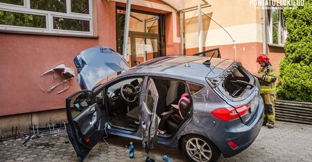Dramat w Ełku. Nagle zatrzymał się na budynku szkoły