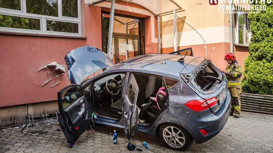 Dramat w Ełku. Nagle zatrzymał się na budynku szkoły 