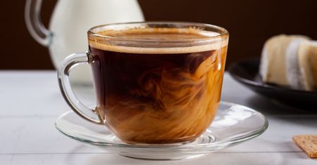 Nie musisz wydawać fortuny na mieście. Sam przygotujesz kawę jak z drogiej kawiarni