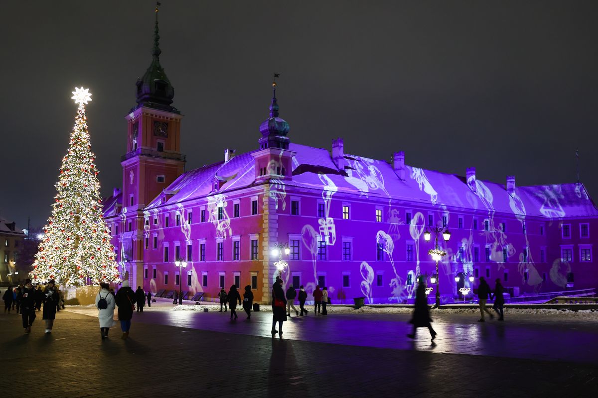 Новорічна ялинка на Замковій площі (Photo by Jakub Porzycki/NurPhoto via Getty Images)